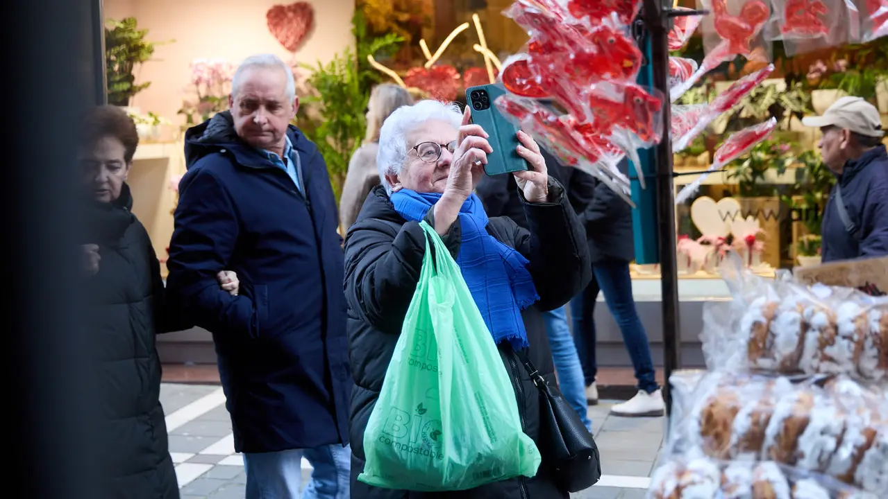 Puestos de venta de roscos y dulces en la plaza de San Nicol&aacute;s y en la calle San Miguel por la celebraci&oacute;n de San Blas. I&Ntilde;IGO ALZUGARAY