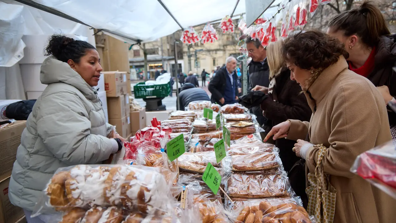 Puestos de venta de roscos y dulces en la plaza de San Nicol&aacute;s y en la calle San Miguel por la celebraci&oacute;n de San Blas. I&Ntilde;IGO ALZUGARAY