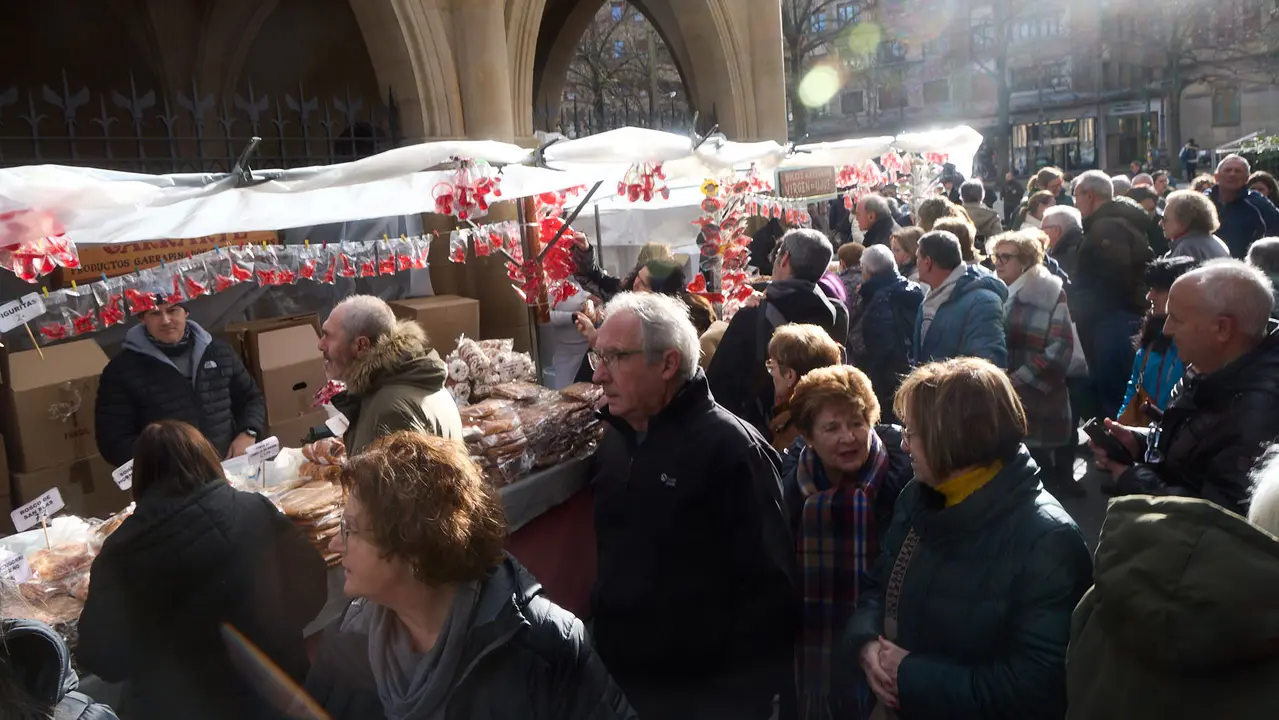 Puestos de venta de roscos y dulces en la plaza de San Nicol&aacute;s y en la calle San Miguel por la celebraci&oacute;n de San Blas. I&Ntilde;IGO ALZUGARAY