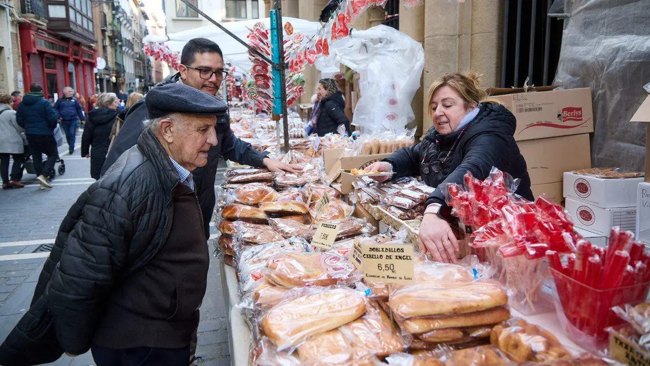 Puestos de venta de roscos y dulces en la plaza de San Nicol&aacute;s y en la calle San Miguel por la celebraci&oacute;n de San Blas. I&Ntilde;IGO ALZUGARAY