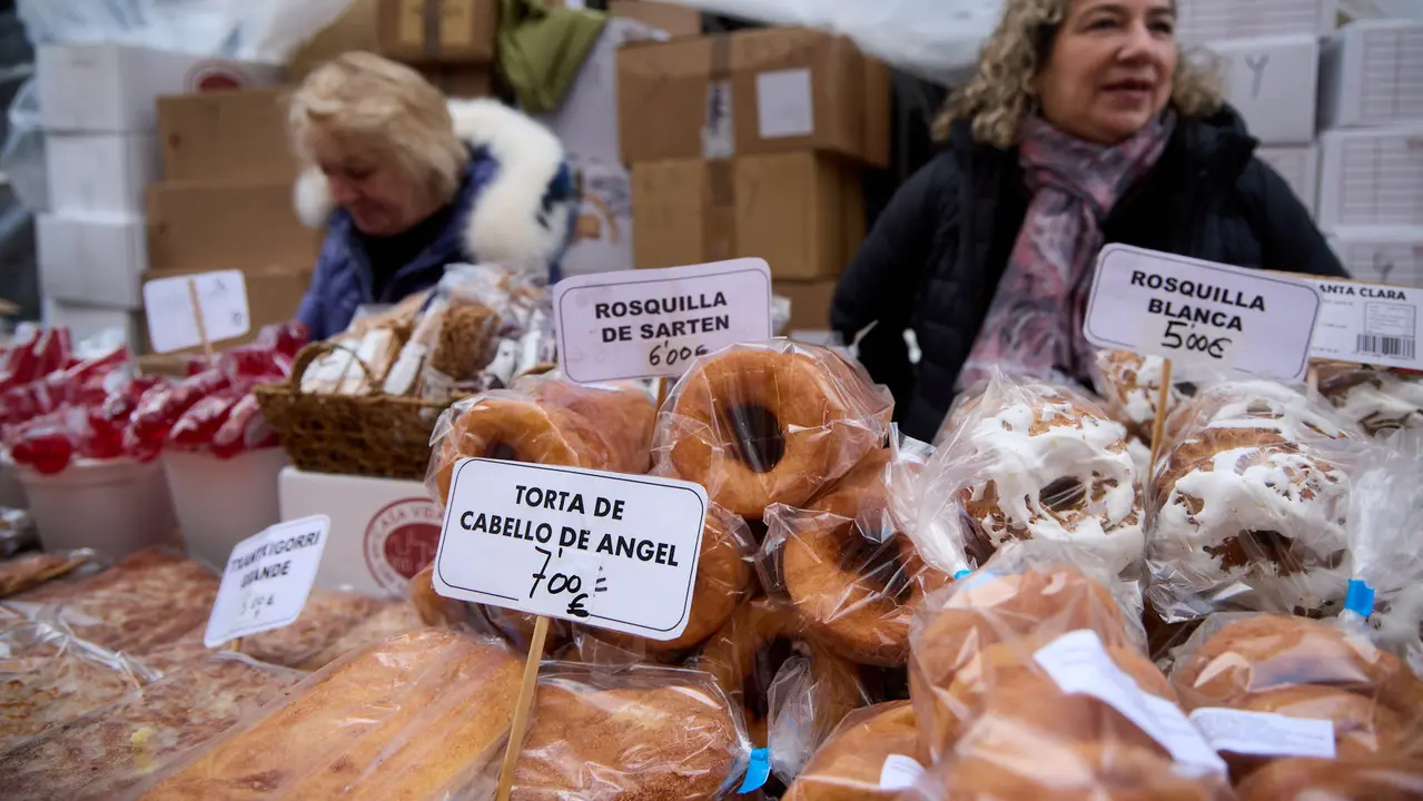 Puestos de venta de roscos y dulces en la plaza de San Nicol&aacute;s y en la calle San Miguel por la celebraci&oacute;n de San Blas. I&Ntilde;IGO ALZUGARAY