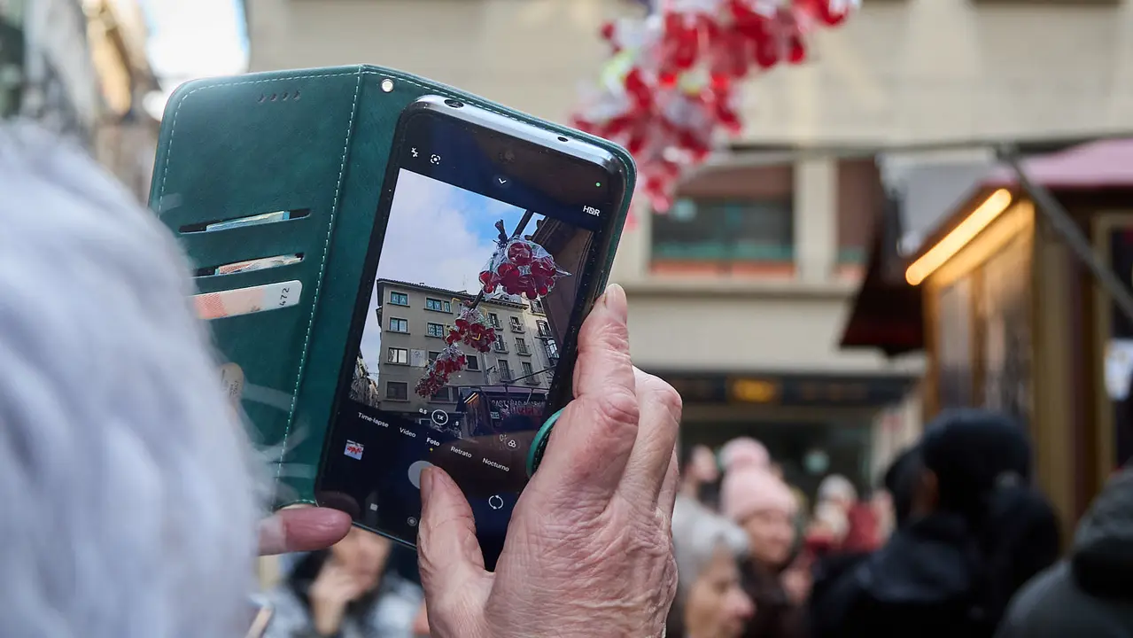 Puestos de venta de roscos y dulces en la plaza de San Nicol&aacute;s y en la calle San Miguel por la celebraci&oacute;n de San Blas. I&Ntilde;IGO ALZUGARAY