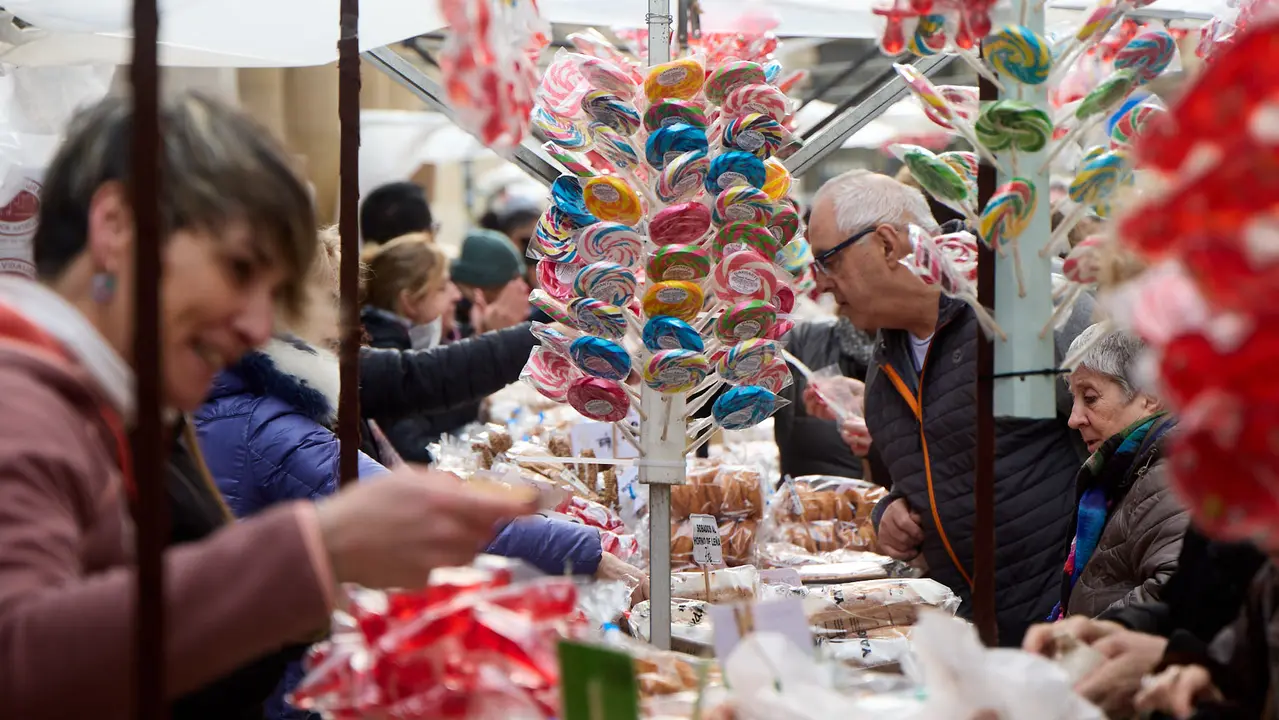 Puestos de venta de roscos y dulces en la plaza de San Nicol&aacute;s y en la calle San Miguel por la celebraci&oacute;n de San Blas. I&Ntilde;IGO ALZUGARAY