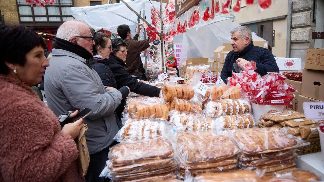 Puestos de venta de roscos y dulces en la plaza de San Nicol&aacute;s y en la calle San Miguel por la celebraci&oacute;n de San Blas. I&Ntilde;IGO ALZUGARAY