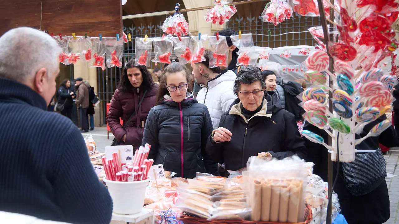 Puestos de venta de roscos y dulces en la plaza de San Nicol&aacute;s y en la calle San Miguel por la celebraci&oacute;n de San Blas. I&Ntilde;IGO ALZUGARAY