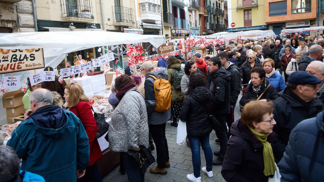 Puestos de venta de roscos y dulces en la plaza de San Nicol&aacute;s y en la calle San Miguel por la celebraci&oacute;n de San Blas. I&Ntilde;IGO ALZUGARAY