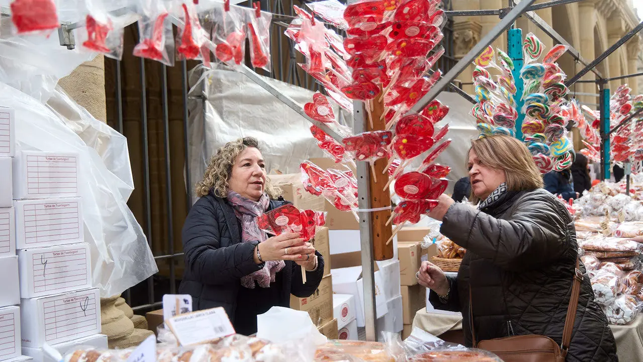 Puestos de venta de roscos y dulces en la plaza de San Nicol&aacute;s y en la calle San Miguel por la celebraci&oacute;n de San Blas. I&Ntilde;IGO ALZUGARAY