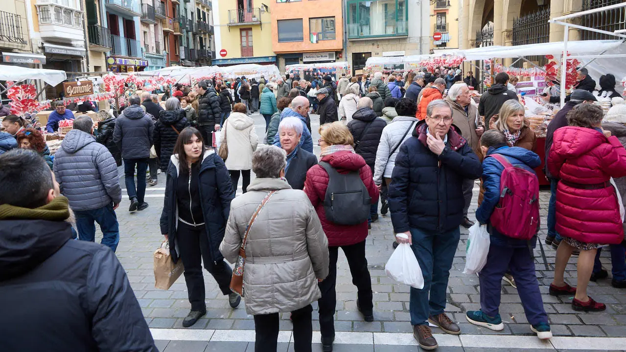 Puestos de venta de roscos y dulces en la plaza de San Nicol&aacute;s y en la calle San Miguel por la celebraci&oacute;n de San Blas. I&Ntilde;IGO ALZUGARAY