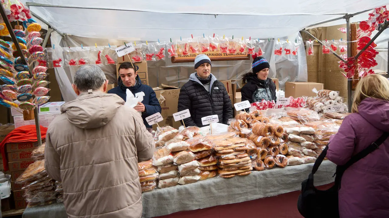 Puestos de venta de roscos y dulces en la plaza de San Nicol&aacute;s y en la calle San Miguel por la celebraci&oacute;n de San Blas. I&Ntilde;IGO ALZUGARAY