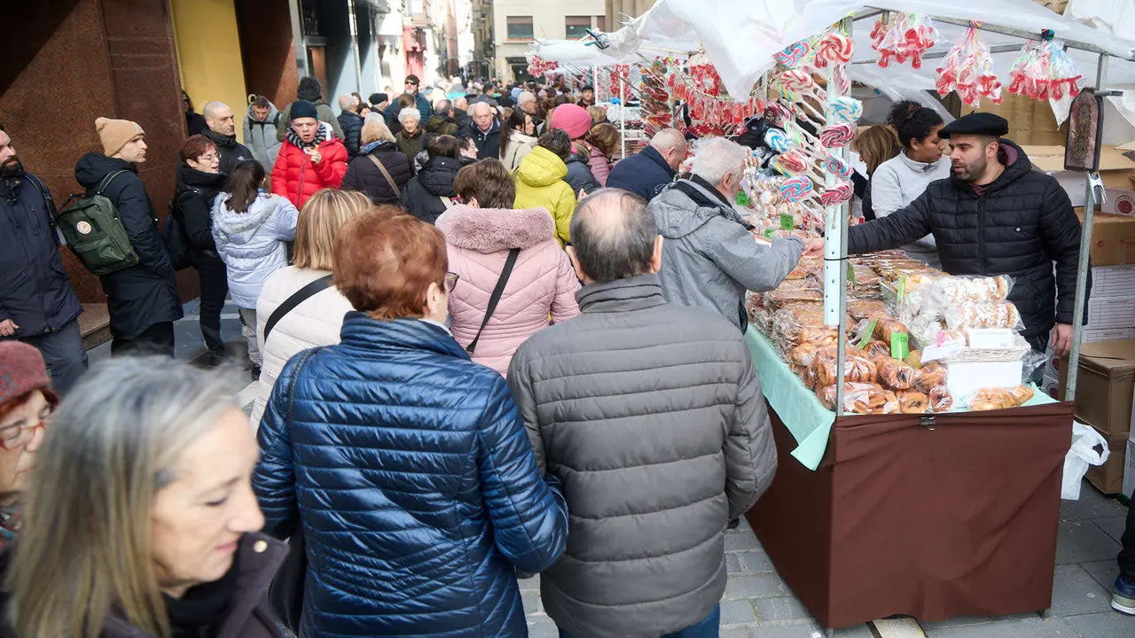 Puestos de venta de roscos y dulces en la plaza de San Nicol&aacute;s y en la calle San Miguel por la celebraci&oacute;n de San Blas. I&Ntilde;IGO ALZUGARAY