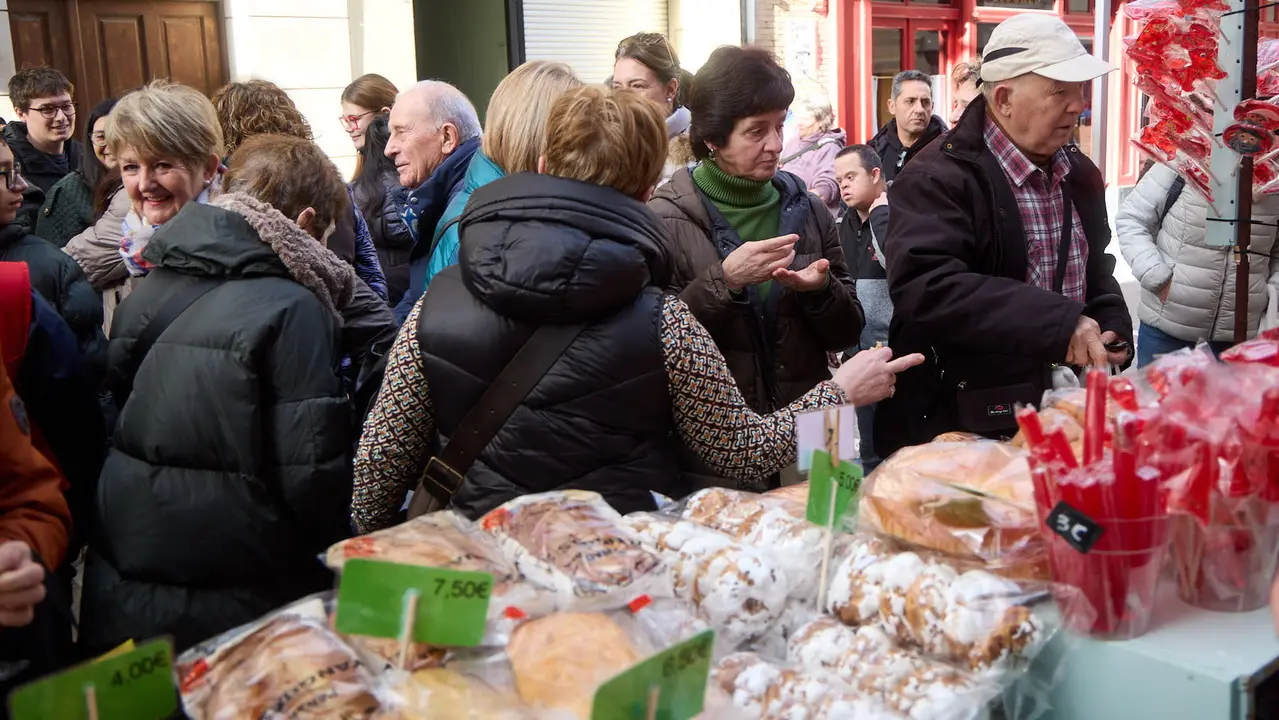 Puestos de venta de roscos y dulces en la plaza de San Nicol&aacute;s y en la calle San Miguel por la celebraci&oacute;n de San Blas. I&Ntilde;IGO ALZUGARAY