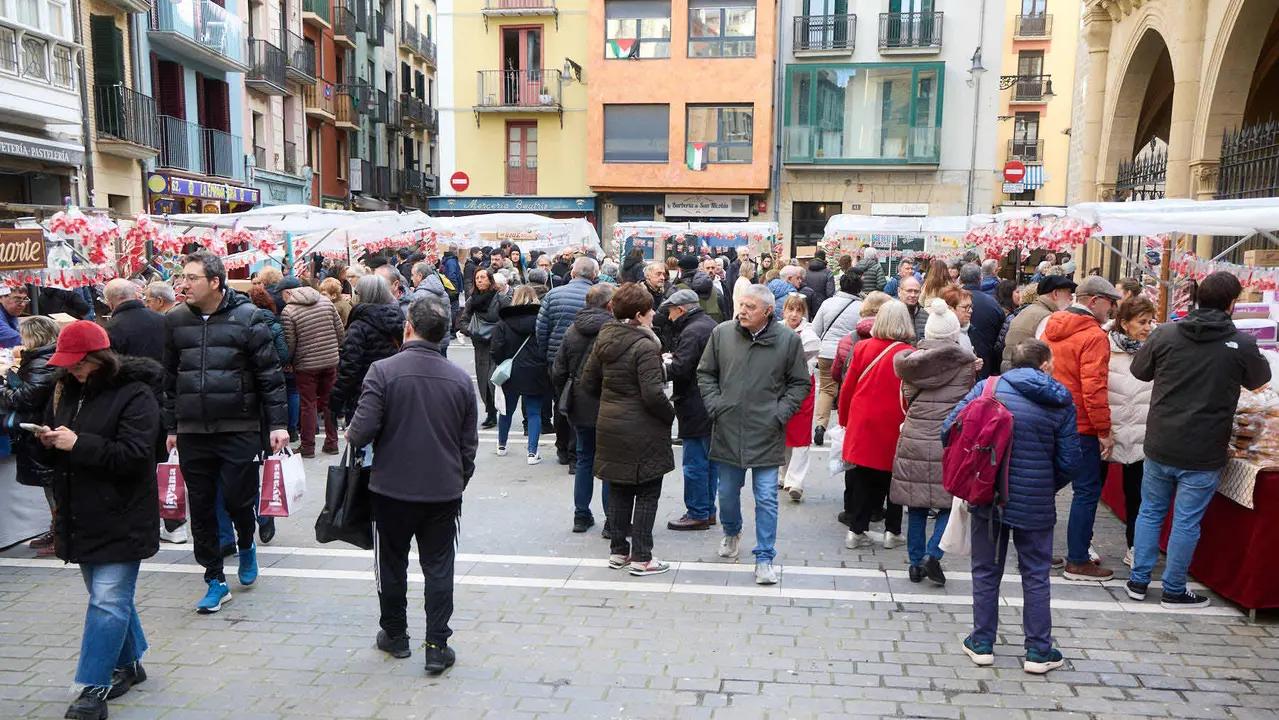 Puestos de venta de roscos y dulces en la plaza de San Nicol&aacute;s y en la calle San Miguel por la celebraci&oacute;n de San Blas. I&Ntilde;IGO ALZUGARAY
