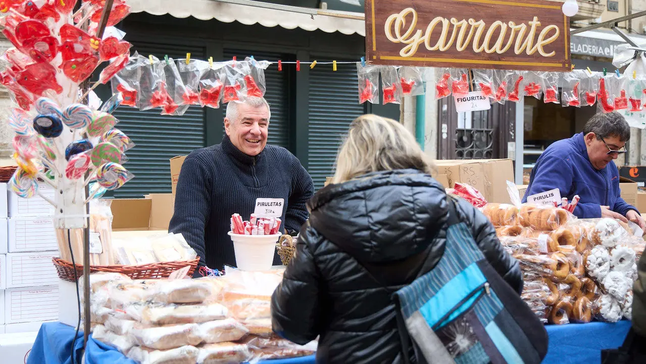 Puestos de venta de roscos y dulces en la plaza de San Nicol&aacute;s y en la calle San Miguel por la celebraci&oacute;n de San Blas. I&Ntilde;IGO ALZUGARAY