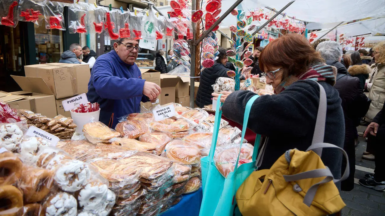 Puestos de venta de roscos y dulces en la plaza de San Nicol&aacute;s y en la calle San Miguel por la celebraci&oacute;n de San Blas. I&Ntilde;IGO ALZUGARAY