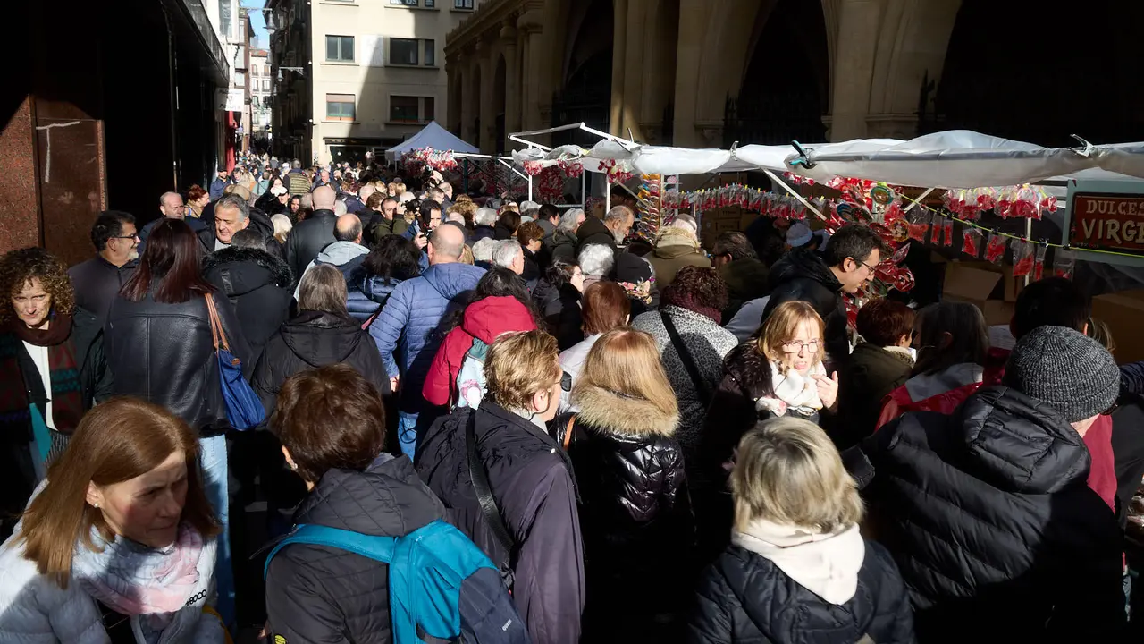 Puestos de venta de roscos y dulces en la plaza de San Nicol&aacute;s y en la calle San Miguel por la celebraci&oacute;n de San Blas. I&Ntilde;IGO ALZUGARAY