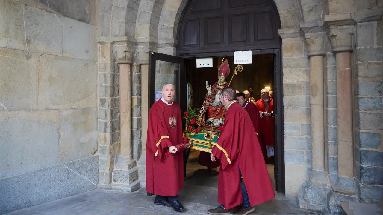 Procesi&oacute;n y misa por la festividad de San Blas en la iglesia de San Nicol&aacute;s de Pamplona. I&Ntilde;IGO ALZUGARAY
