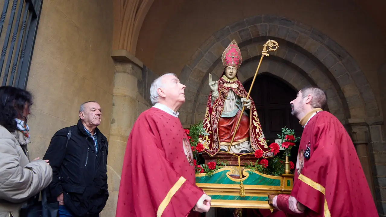 Procesi&oacute;n y misa por la festividad de San Blas en la iglesia de San Nicol&aacute;s de Pamplona. I&Ntilde;IGO ALZUGARAY