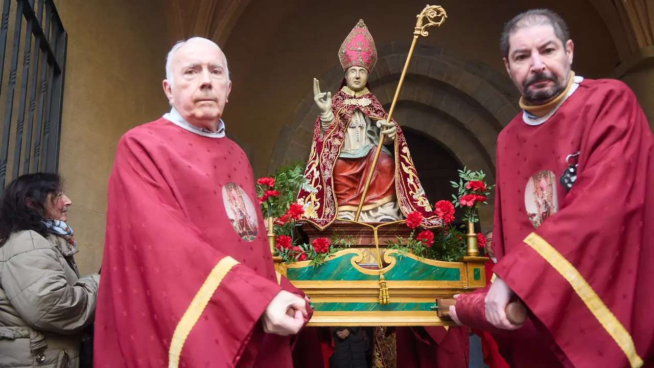Procesi&oacute;n y misa por la festividad de San Blas en la iglesia de San Nicol&aacute;s de Pamplona. I&Ntilde;IGO ALZUGARAY