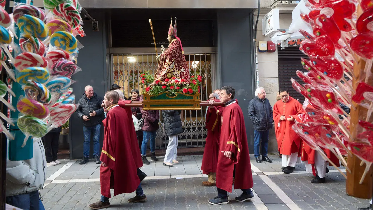 Procesi&oacute;n y misa por la festividad de San Blas en la iglesia de San Nicol&aacute;s de Pamplona. I&Ntilde;IGO ALZUGARAY