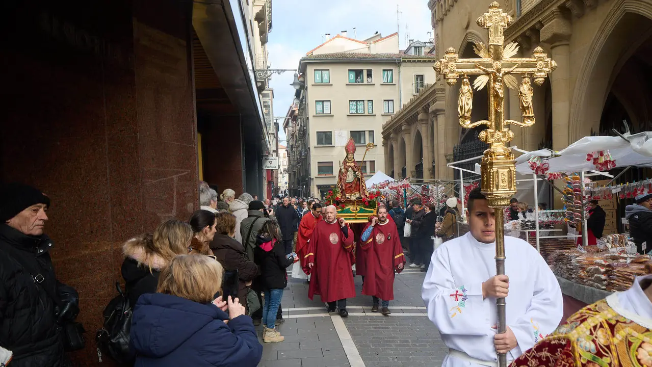 Procesi&oacute;n y misa por la festividad de San Blas en la iglesia de San Nicol&aacute;s de Pamplona. I&Ntilde;IGO ALZUGARAY