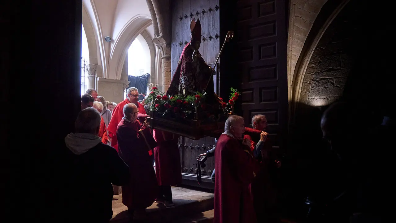 Procesi&oacute;n y misa por la festividad de San Blas en la iglesia de San Nicol&aacute;s de Pamplona. I&Ntilde;IGO ALZUGARAY
