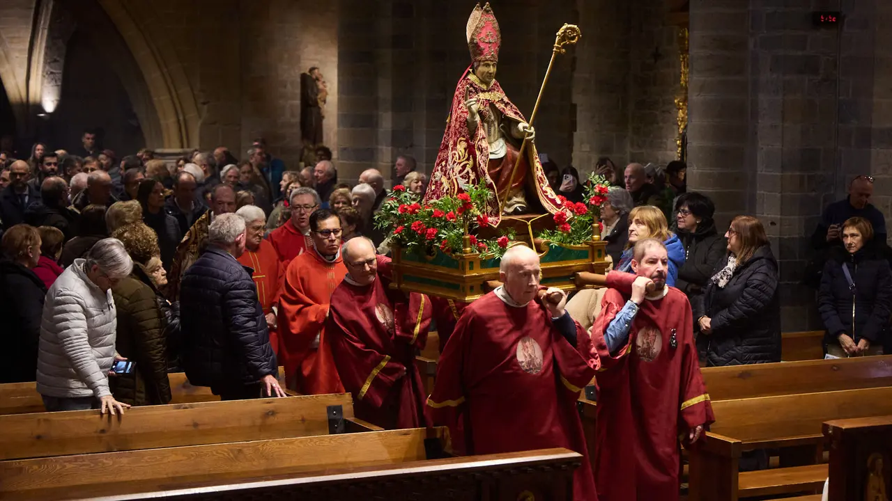 Procesi&oacute;n y misa por la festividad de San Blas en la iglesia de San Nicol&aacute;s de Pamplona. I&Ntilde;IGO ALZUGARAY