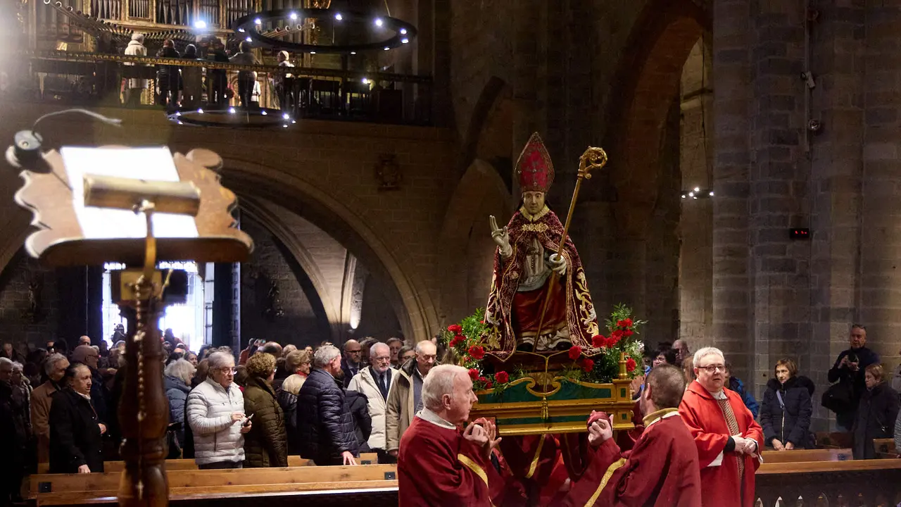 Procesi&oacute;n y misa por la festividad de San Blas en la iglesia de San Nicol&aacute;s de Pamplona. I&Ntilde;IGO ALZUGARAY