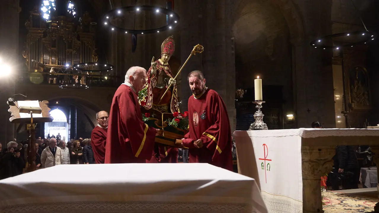Procesi&oacute;n y misa por la festividad de San Blas en la iglesia de San Nicol&aacute;s de Pamplona. I&Ntilde;IGO ALZUGARAY