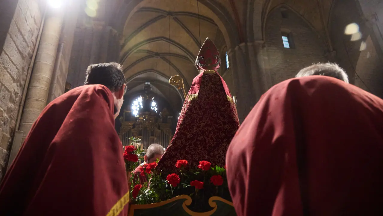 Procesi&oacute;n y misa por la festividad de San Blas en la iglesia de San Nicol&aacute;s de Pamplona. I&Ntilde;IGO ALZUGARAY