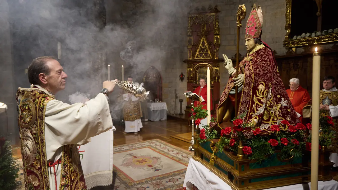 Procesi&oacute;n y misa por la festividad de San Blas en la iglesia de San Nicol&aacute;s de Pamplona. I&Ntilde;IGO ALZUGARAY