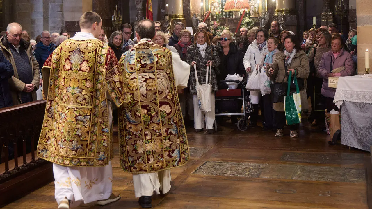 Procesi&oacute;n y misa por la festividad de San Blas en la iglesia de San Nicol&aacute;s de Pamplona. I&Ntilde;IGO ALZUGARAY