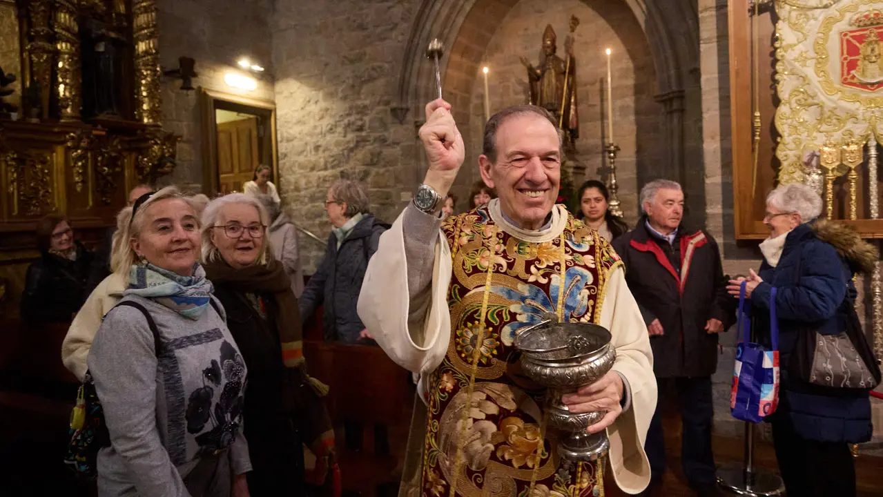 Procesi&oacute;n y misa por la festividad de San Blas en la iglesia de San Nicol&aacute;s de Pamplona. I&Ntilde;IGO ALZUGARAY