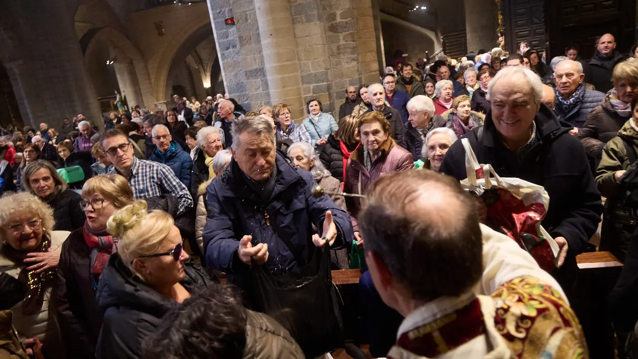 Procesi&oacute;n y misa por la festividad de San Blas en la iglesia de San Nicol&aacute;s de Pamplona. I&Ntilde;IGO ALZUGARAY