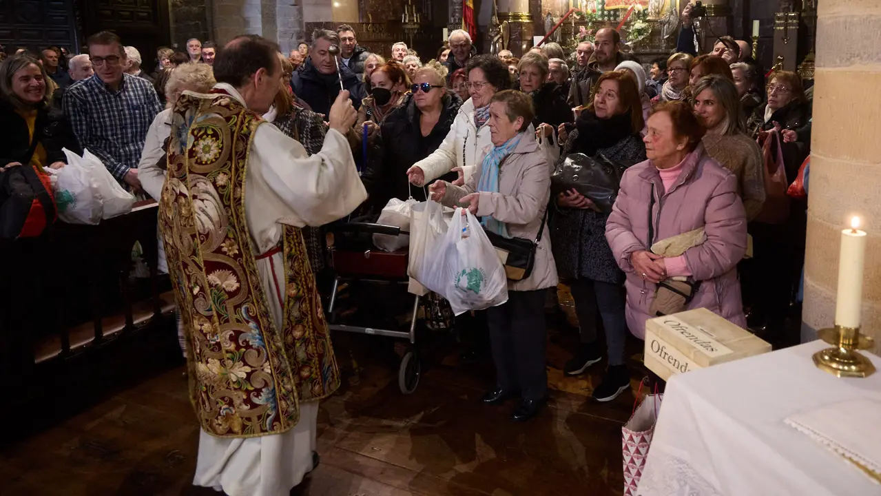 Procesi&oacute;n y misa por la festividad de San Blas en la iglesia de San Nicol&aacute;s de Pamplona. I&Ntilde;IGO ALZUGARAY