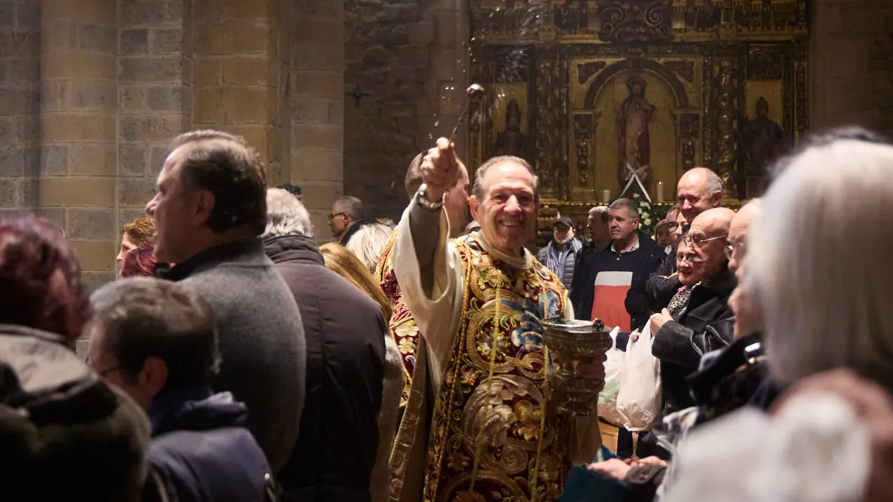 Procesi&oacute;n y misa por la festividad de San Blas en la iglesia de San Nicol&aacute;s de Pamplona. I&Ntilde;IGO ALZUGARAY