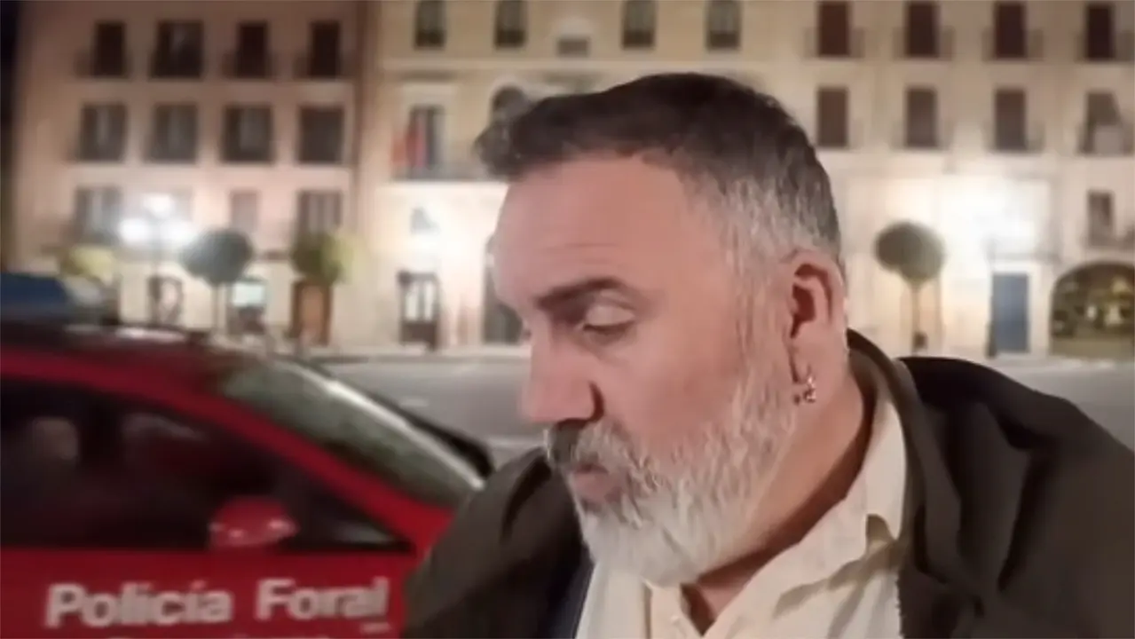 Captura del v&iacute;deo de 'Un murciano encabronao' con la Polic&iacute;a Foral. UN MURCIANO ENCABRONAO