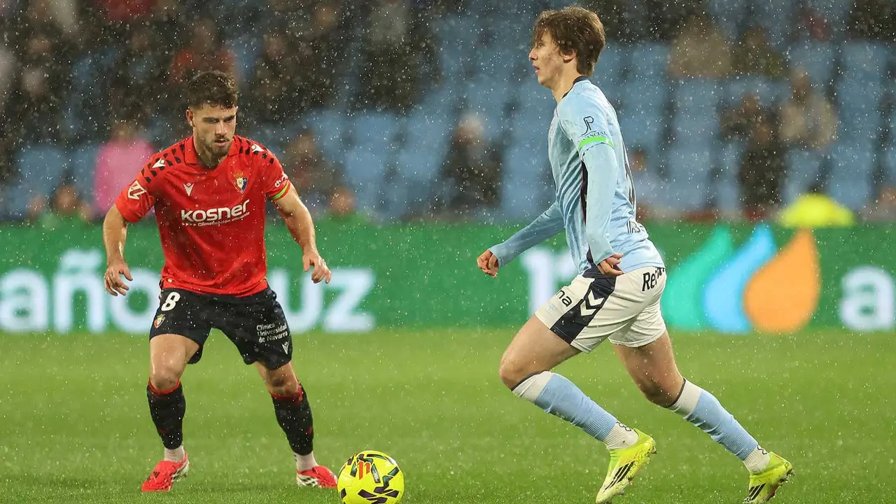 El jugador del Celta Javi Rueda (dcha) pugna por un bal&oacute;n con el jugador de Osasuna Iker Mu&ntilde;oz, durante el partido de LaLiga disputado este viernes en el Estadio de Balaidos. EFE/Salvador Sas