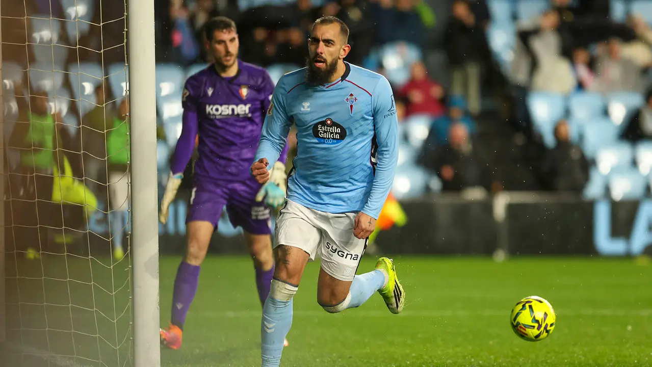 VIGO (PONTEVEDRA), 06/02/2026.- El delantero del Celta Borja Iglesias tras marcar de penalti, durante el partido de LaLiga que Celta de Vigo y CA Osasuna disputan este viernes en el estadio de Bala&iacute;dos. EFE/Salvador Sas