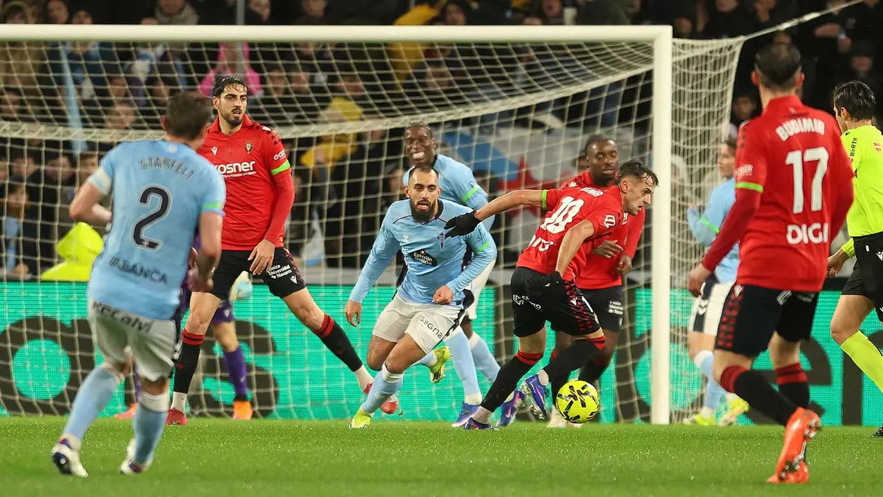 VIGO (PONTEVEDRA), 06/02/2026.- El centrocampista de Osasuna Aimar Oroz (2-d) juega un bal&oacute;n ante Borja Iglesias (3-i), del Celta, durante el partido de LaLiga que Celta de Vigo y CA Osasuna disputan este viernes en el estadio de Bala&iacute;dos. EFE/Salvador Sas