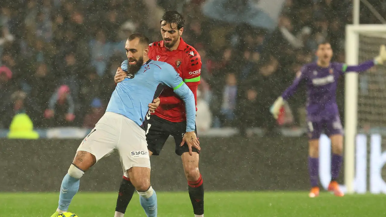 VIGO (PONTEVEDRA), 06/02/2026.- El delantero del Celta Borja Iglesias (i) protege un bal&oacute;n ante Alejandro Catena, de Osasuna, durante el partido de LaLiga que Celta de Vigo y CA Osasuna disputan este viernes en el estadio de Bala&iacute;dos. EFE/Salvador Sas