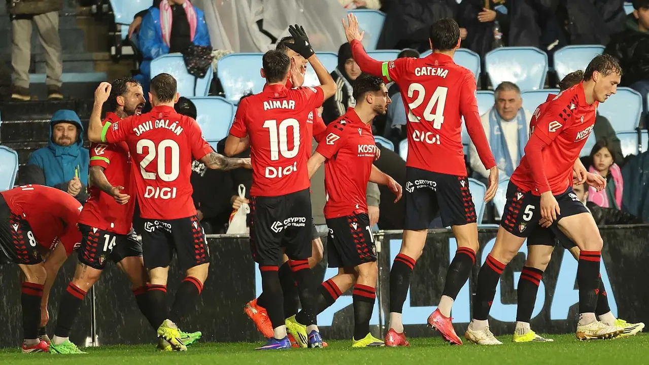 Los jugadores de Osasuna celebran el 0-1 conseguido durante el partido de LaLiga que Celta de Vigo y CA Osasuna disputan este viernes en el estadio de Bala&iacute;dos. EFE/Salvador Sas