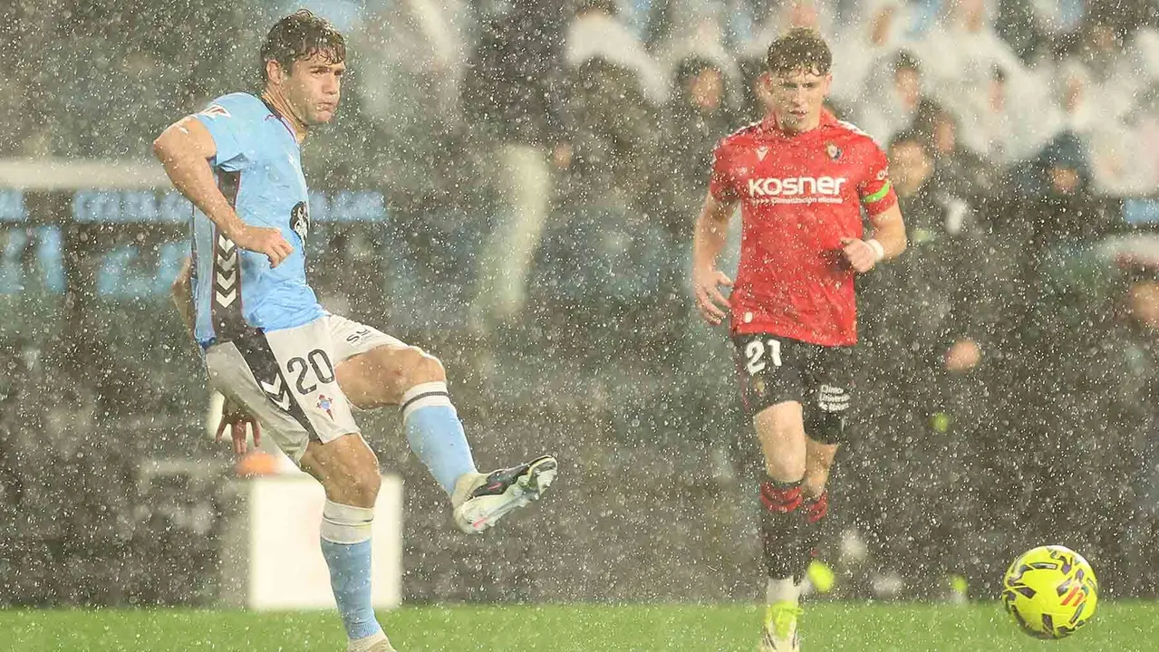 El defensa del Celta Marcos Alonso (i) disputa un bal&oacute;n con el centrocampista del Osasuna V&iacute;ctor Mu&ntilde;oz (d) durante el partido de LaLiga disputado este viernes en el Estadio de Balaidos. EFE/Salvador Sas