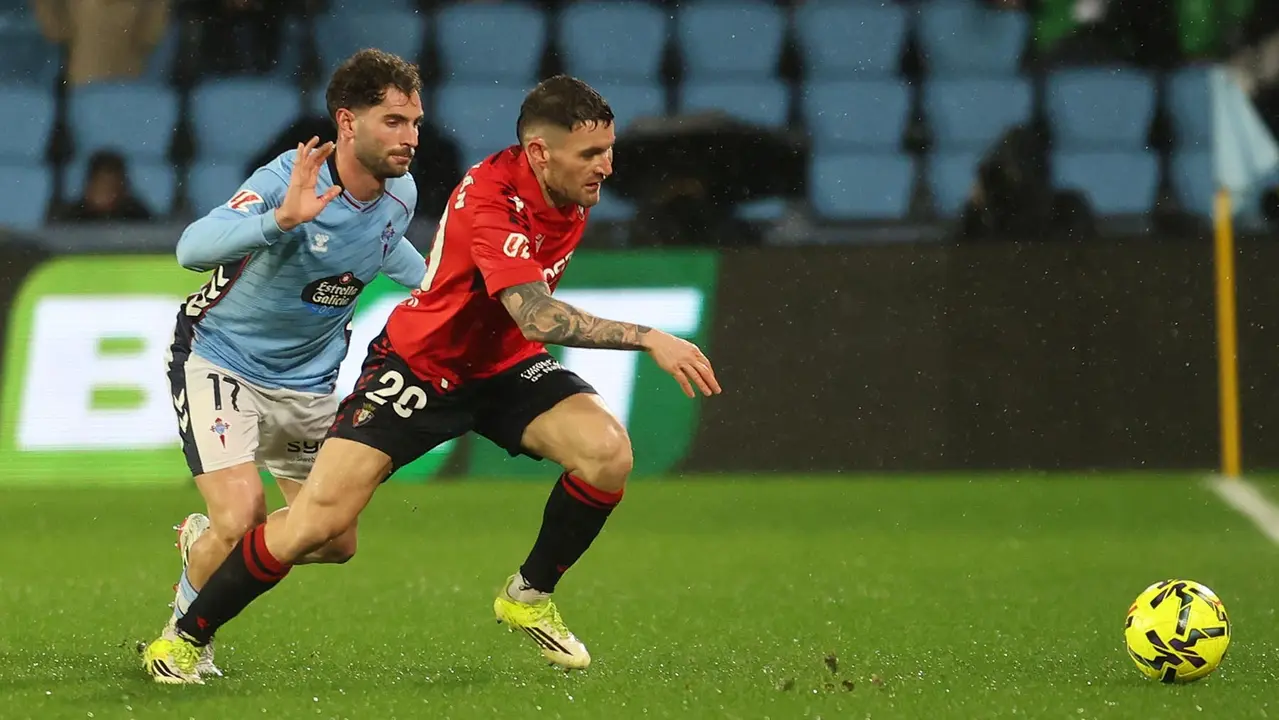 El jugador del Celta Javi Rueda (izda) pugna por un bal&oacute;n con el jugador de Osasuna Iker Mu&ntilde;oz, durante el partido de LaLiga disputado este viernes en el Estadio de Balaidos. EFE/Salvador Sas