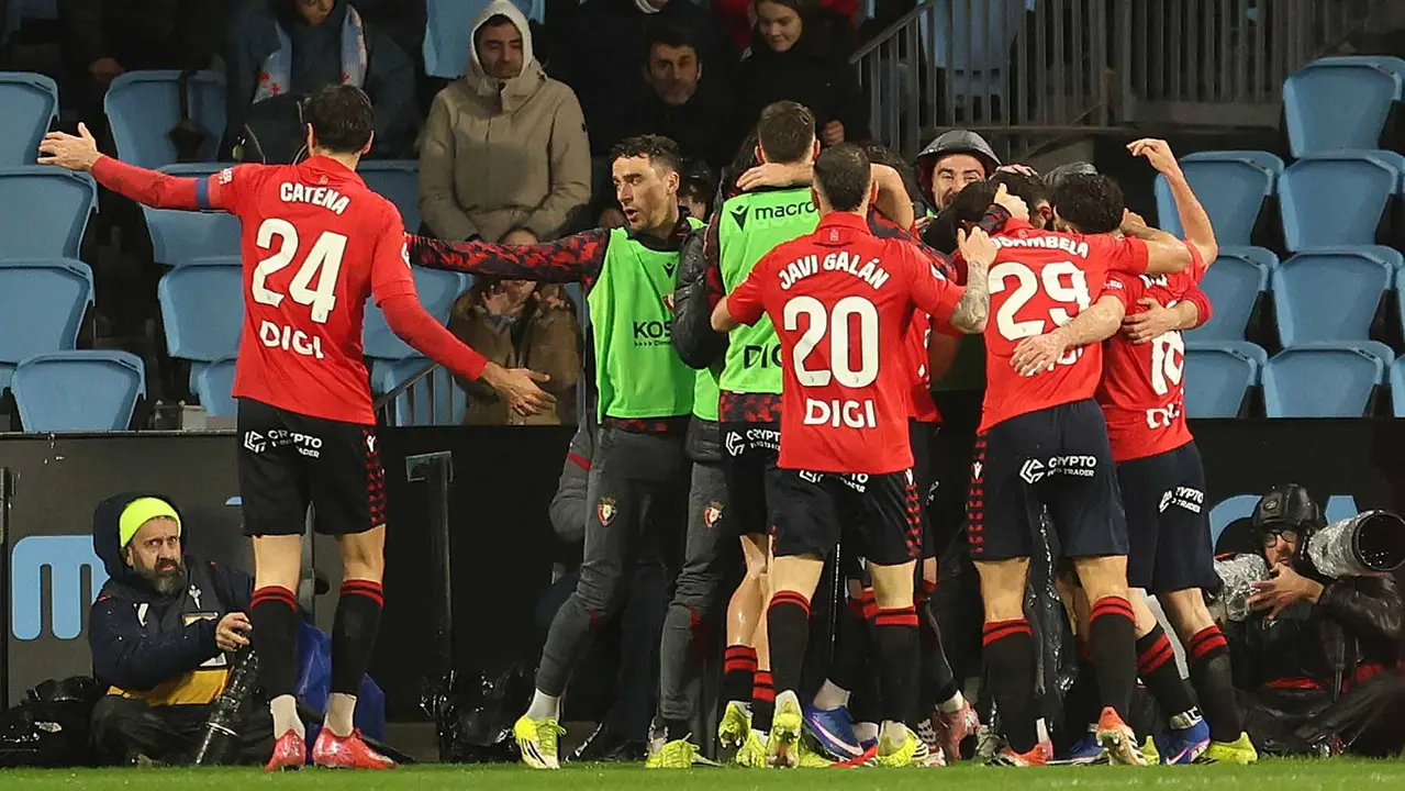 Los jugadores de Osasuna celebran el segundo gol, durante el partido de LaLiga que Celta de Vigo y CA Osasuna han disputado este viernes en el estadio de Bala&iacute;dos. EFE/Salvador Sas