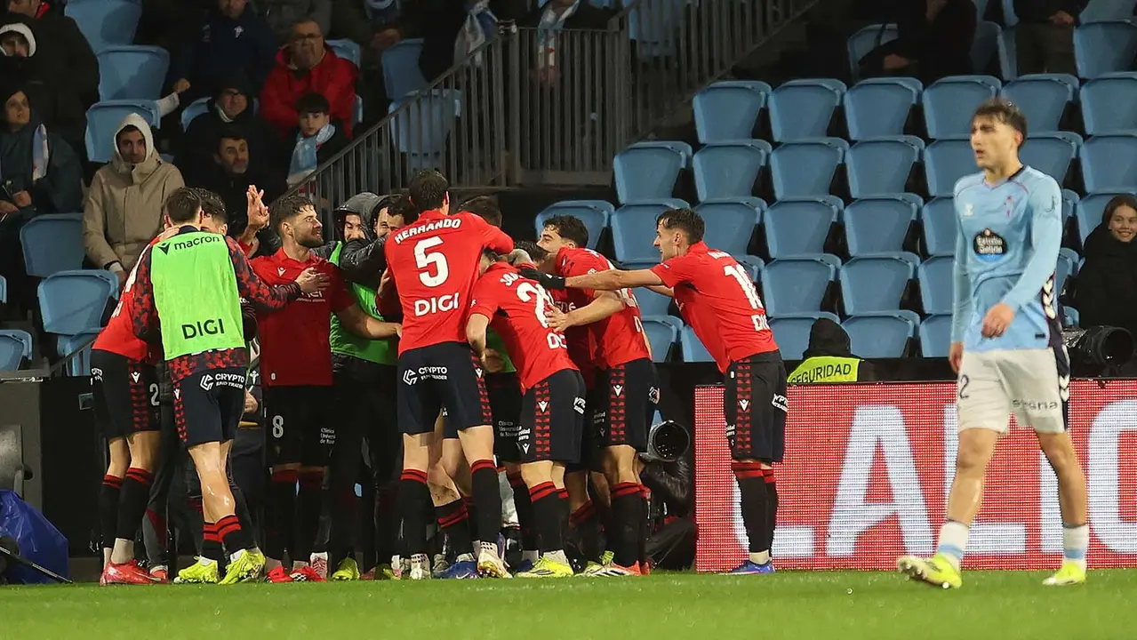 VIGO (PONTEVEDRA), 06/02/2026.- Los jugadores de Osasuna celebran el segundo gol, durante el partido de LaLiga que Celta de Vigo y CA Osasuna han disputado este viernes en el estadio de Bala&iacute;dos. EFE/Salvador Sas