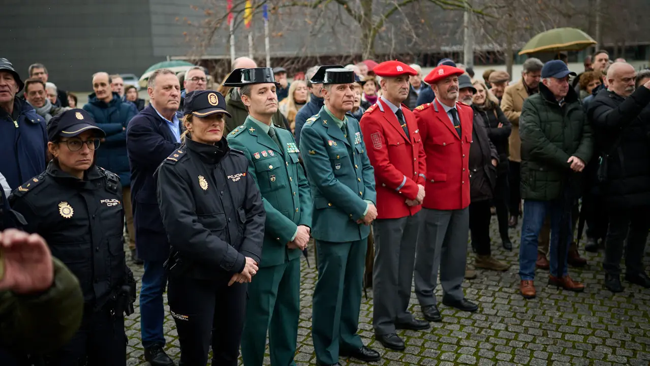 concentraci&oacute;n de varios colectivos en memoria de los desplazados forzosos por ETA y de todas sus v&iacute;ctimas. PABLO LASAOSA
