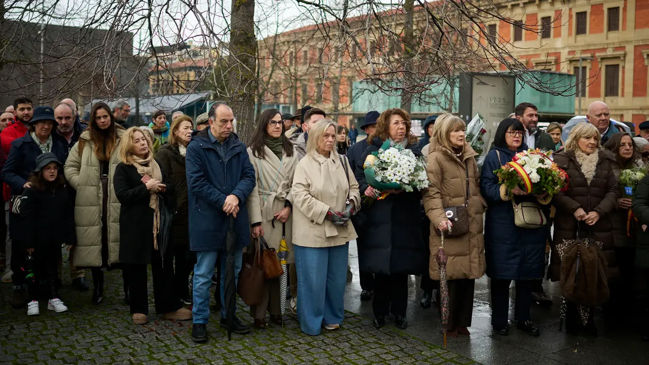 concentraci&oacute;n de varios colectivos en memoria de los desplazados forzosos por ETA y de todas sus v&iacute;ctimas. PABLO LASAOSA
