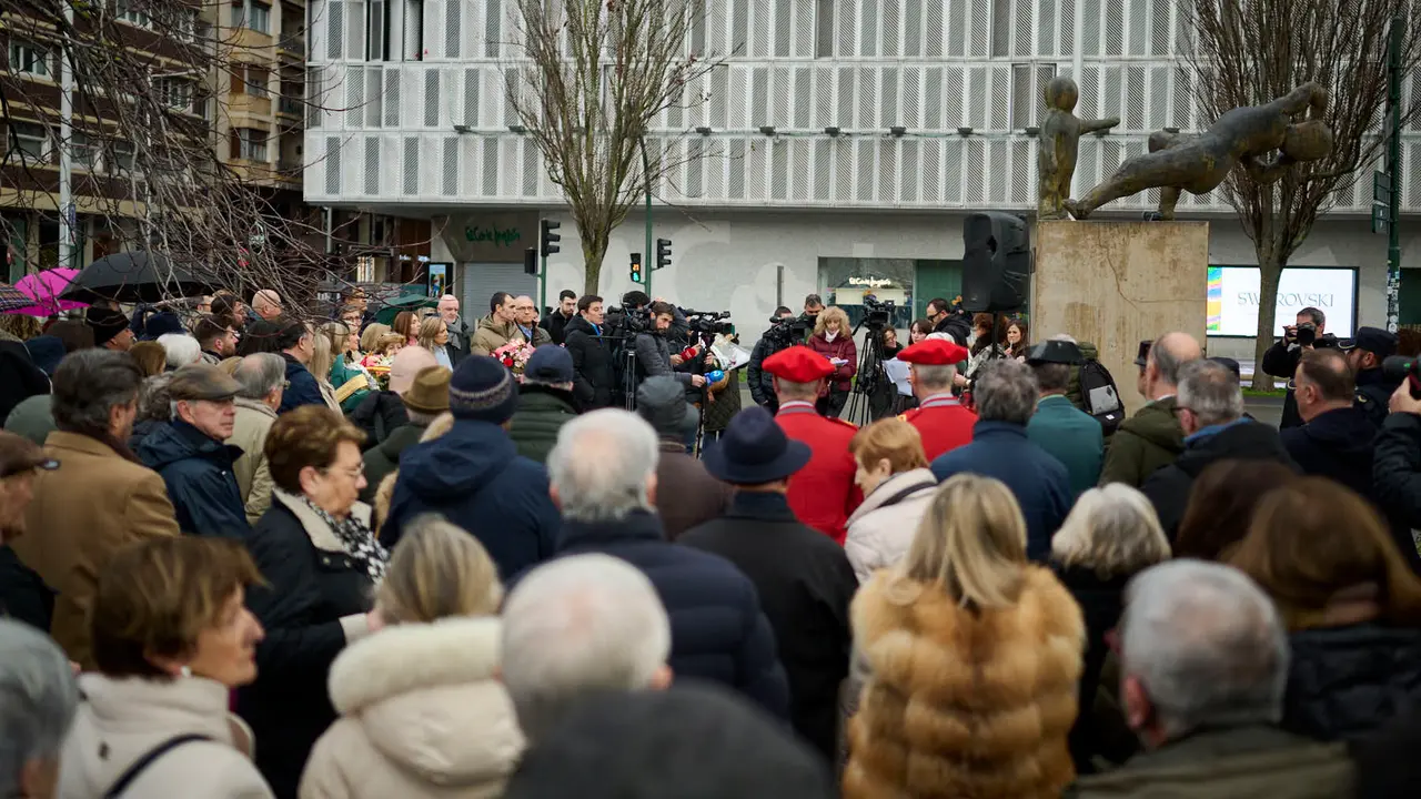 concentraci&oacute;n de varios colectivos en memoria de los desplazados forzosos por ETA y de todas sus v&iacute;ctimas. PABLO LASAOSA