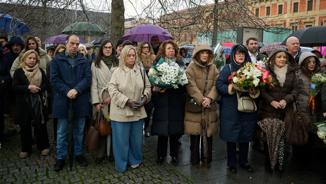 concentraci&oacute;n de varios colectivos en memoria de los desplazados forzosos por ETA y de todas sus v&iacute;ctimas. PABLO LASAOSA