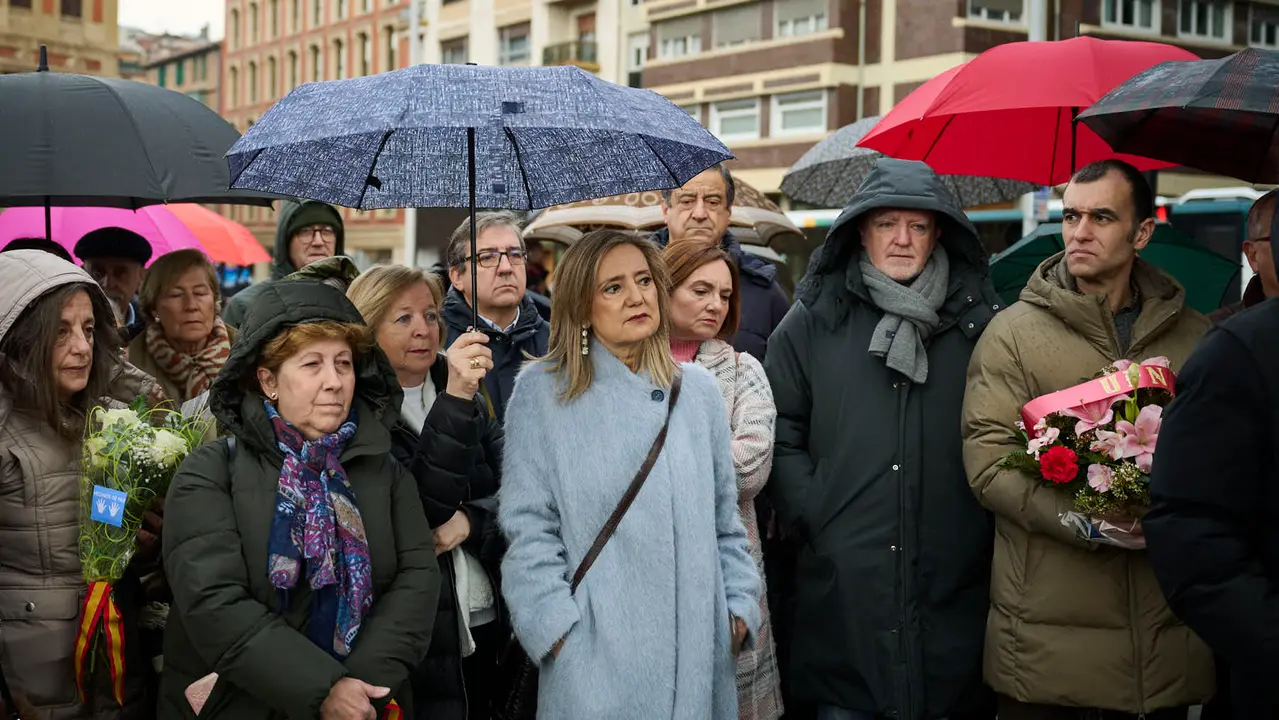 concentraci&oacute;n de varios colectivos en memoria de los desplazados forzosos por ETA y de todas sus v&iacute;ctimas. PABLO LASAOSA